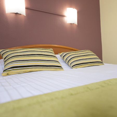 Hotel Cheval De Bronze Ремирмон Экстерьер фото