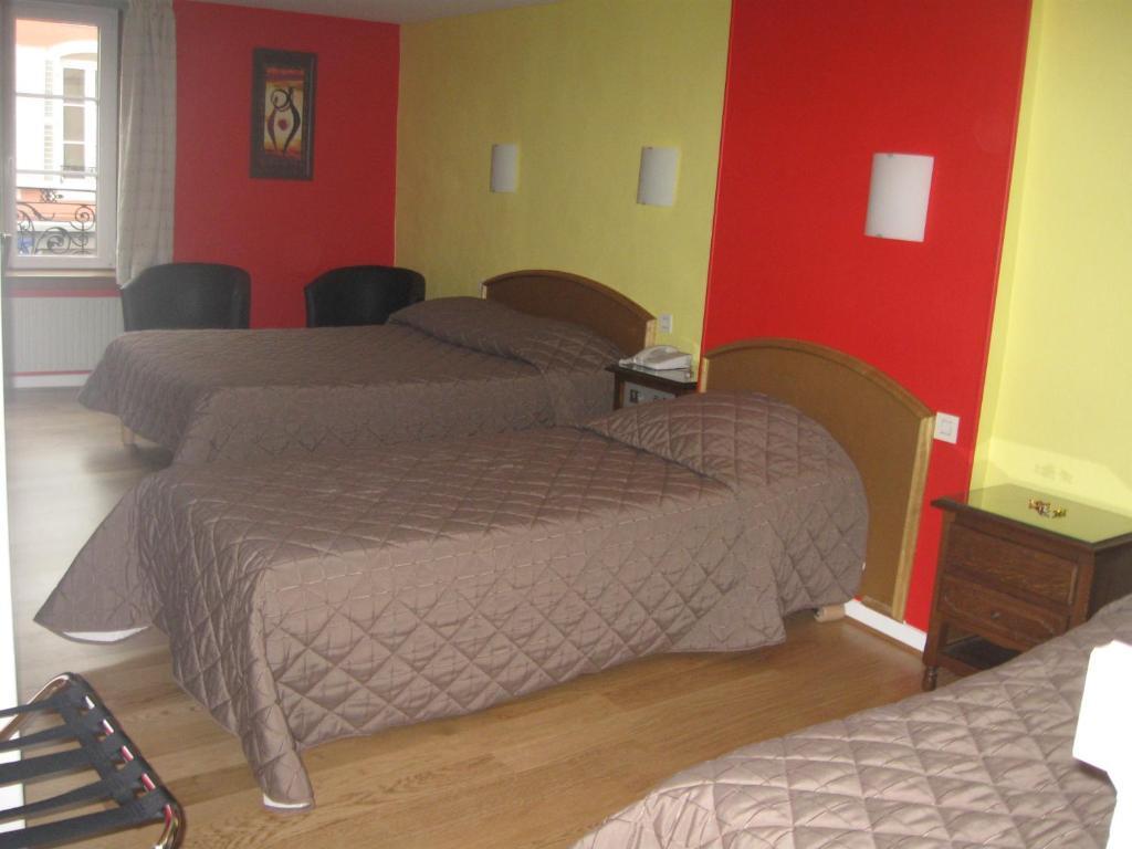 Hotel Cheval De Bronze Ремирмон Номер фото