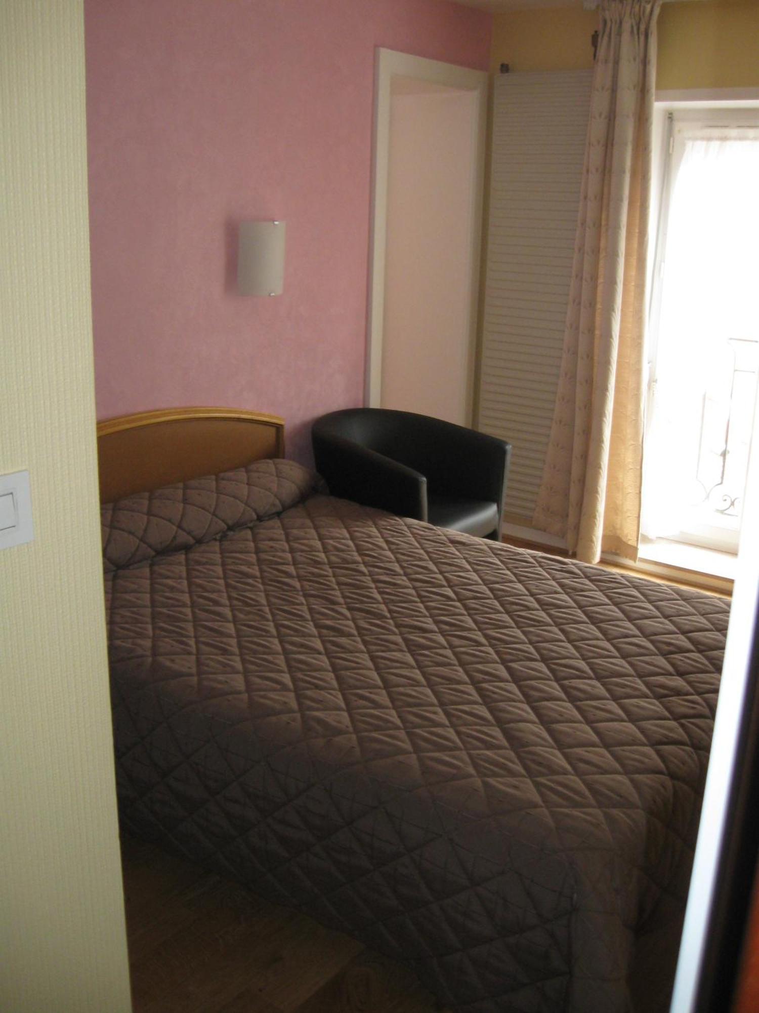 Hotel Cheval De Bronze Ремирмон Экстерьер фото
