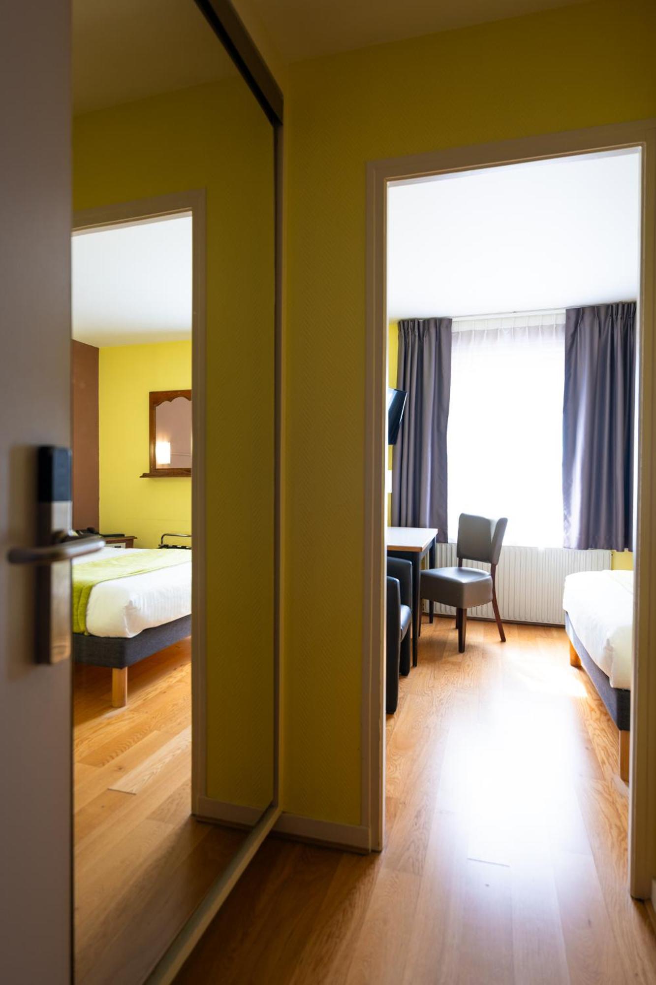 Hotel Cheval De Bronze Ремирмон Экстерьер фото