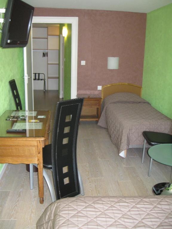 Hotel Cheval De Bronze Ремирмон Номер фото