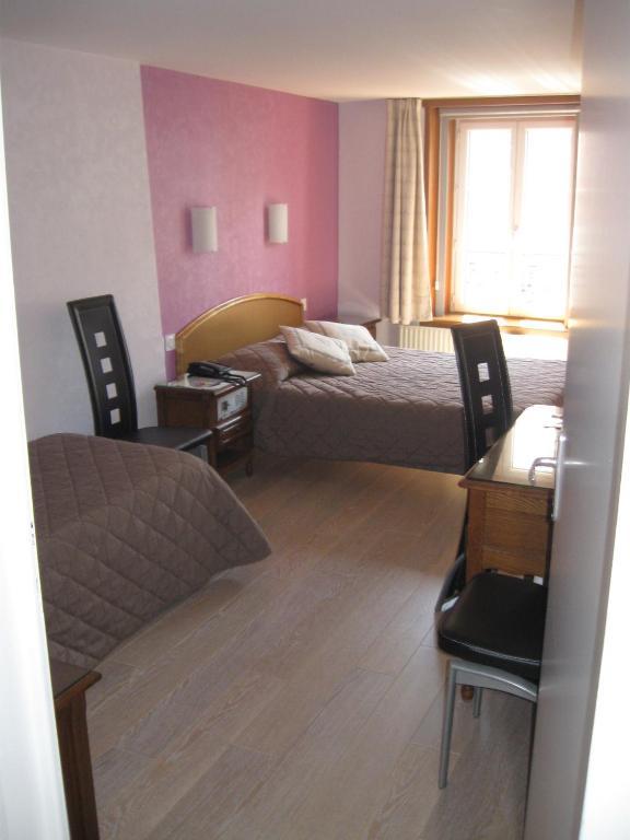 Hotel Cheval De Bronze Ремирмон Номер фото