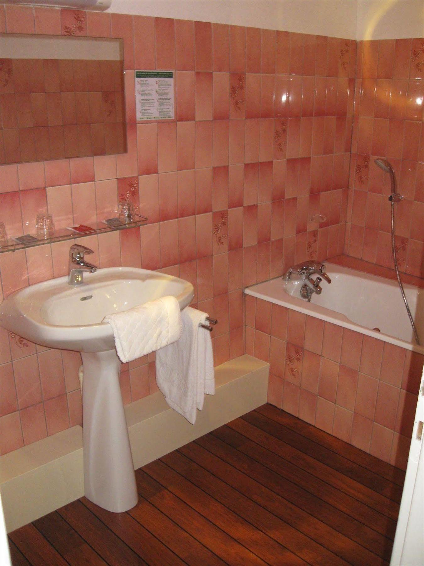 Hotel Cheval De Bronze Ремирмон Экстерьер фото