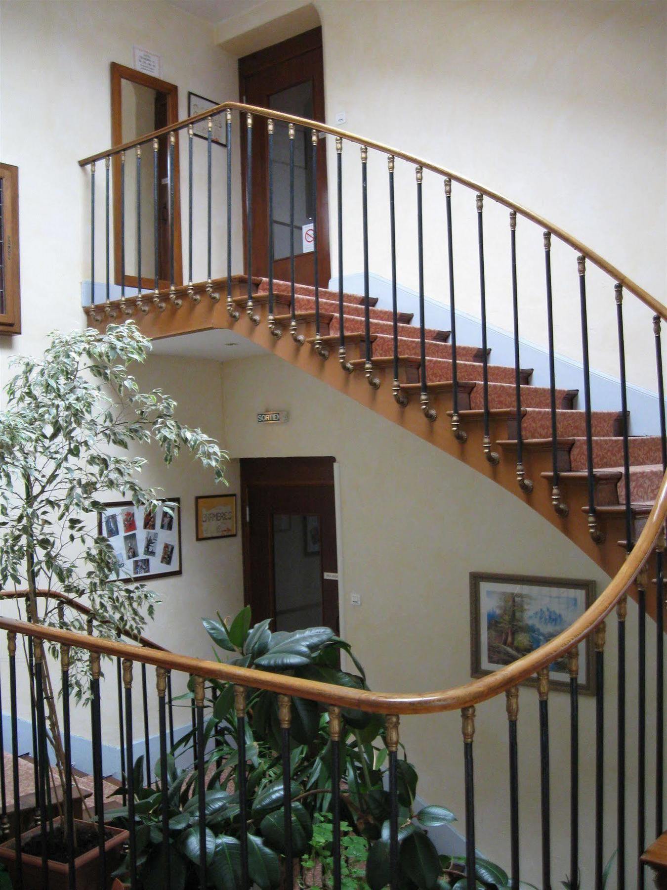 Hotel Cheval De Bronze Ремирмон Экстерьер фото
